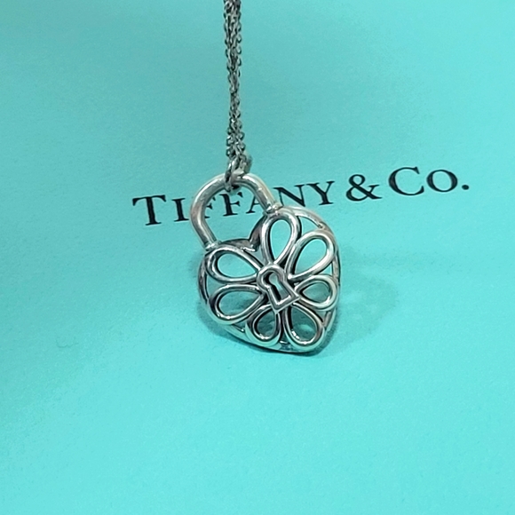 Tiffany &Co Filigree Heart Flower Padlock Pendant/necklace 16" - Picture 4 of 16